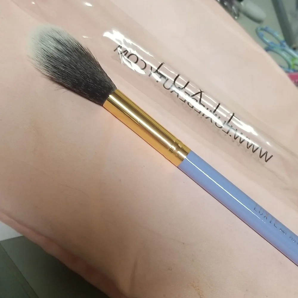 4/25 bundle item. Luxie 640 Tapered Brush